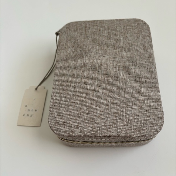A New Day Brown Travel Jewelry Organizer Storage Case NWT - Picture 2 of 9